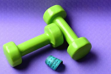 Küçük halterler, cyan cetvelin yanında, yakın çekim