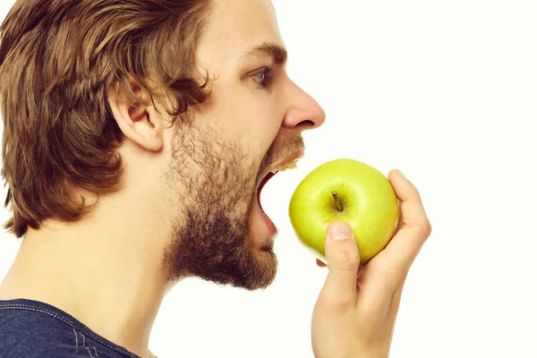 Homem com barba e bigode vai morder maçã verde — Fotografia de Stock