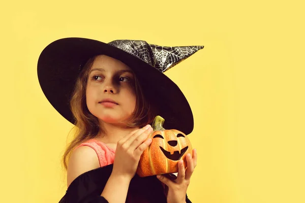 검은 마녀 모자, 드레스와 까다로운 얼굴 아이 — 스톡 사진