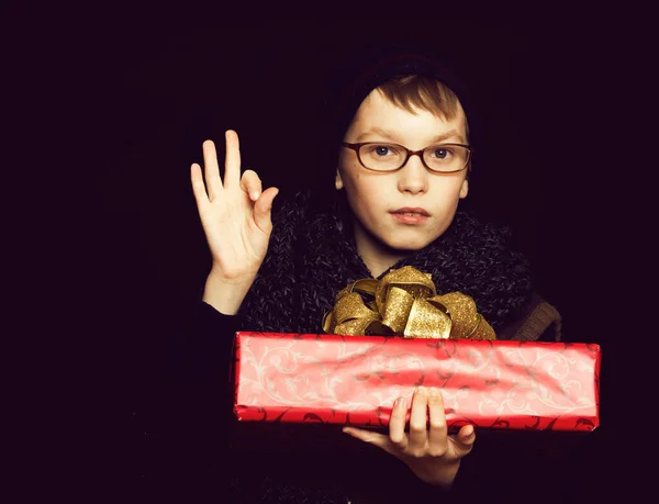 Nerd menino com caixa de presente — Fotografia de Stock