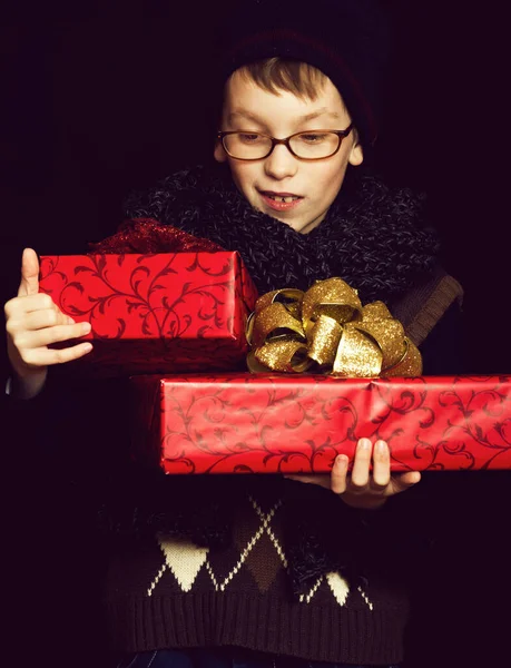 Chico nerd con presente cajas —  Fotos de Stock
