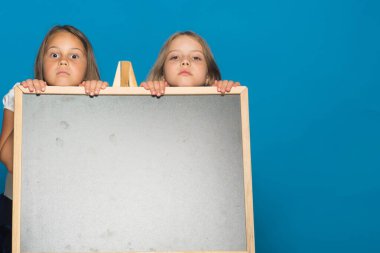 Çocuklar karatahtanın arkasında durur, kopyalama alanı. Eğitim ve okul kavramı