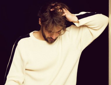 Kazaklı yakışıklı sakallı adam.