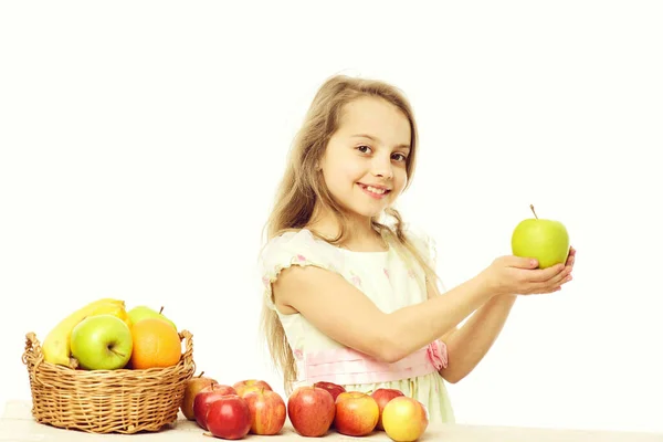 Roztomilé holčička s barevnými plody v košíku — Stock fotografie