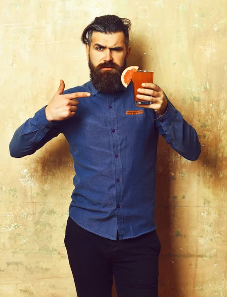 Brutal hipster med tropisk alkoholhaltig färsk cocktail — Stockfoto