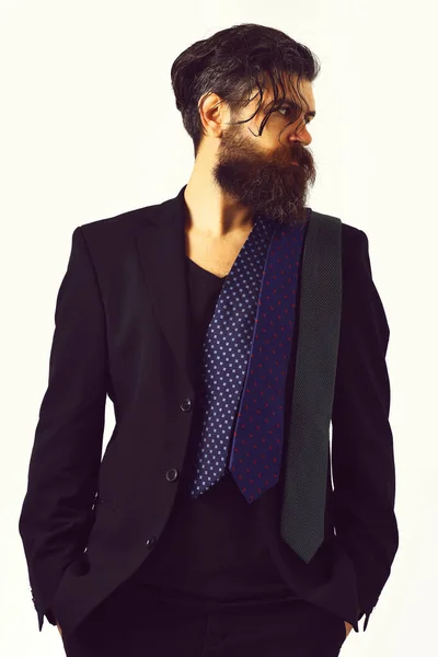 Brutale hipster caucasico in completo nero con cravatte sulla spalla — Foto Stock