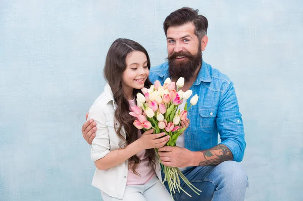 Fête d'anniversaire. Journée internationale de la femme. Fleuriste. Tradition familiale. Elle vaut tous les trésors. Des tulipes tendres pour fille. Bouquet de tulipes homme. Père donnant tulipes fille. Papa avec des fleurs — Photo