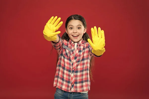 Ik voel me beschermd. Kleine meisje rubberen handschoenen voor het reinigen van rode achtergrond. Waardeer reinheid. Schoon huis. Huishoudtaken. Voorjaarsschoonmaak. Schoonmaakdienst. Schoonmaakmiddelen — Stockfoto