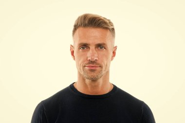 Berber tımar sağlıyor. Beyaz tenli yakışıklı adam. Sakallı bir adam. Bıyıklı berber. Berber servisi. Kuaförlük ve stil. Berber dükkanı ve kuaför salonu. Sadece erkekler için berber dükkanı