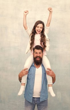 Birlikte daha iyi. Babalar Günü 'nü kutlayan mutlu aile. Küçük kız ve baba tatilleri kutlamayı severler. Hippi çocuğu sırtında taşır. Tatil kutlaması. Mutlu kutlamalar. Kutlamaya devam