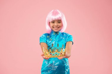 Hak ettiği taç. Çin koronavirüsü hakkında. Altın diyabet ya da taç. Taç giyme sembolü. Japon usulü güzellik prensesi. Moda aksesuarları ve tarzı. Lüks bir görünüm. Kazanan yarışma tacı