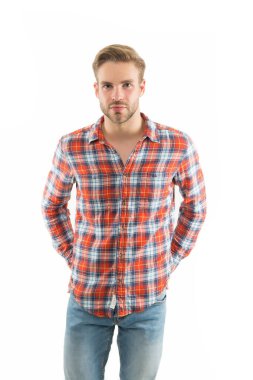 Sıradan takılıyorum. Sıradan tarzda yakışıklı bir adam beyazda izole edilmiş. Sıradan moda trendleri. Günlük erkekler için kıyafet dolabı. Moda ve tarz. Günlük kıyafetlere güveniyorsun.