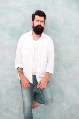 Kentsel bağlamda genç sakallı model. Yakışıklı, çekici bir hippi. Moda erkek modeli. Sakallı, olgun bir hippi. Vahşi adamın kumral saçları var. Seksi bir adamın portresi. kot biçimi