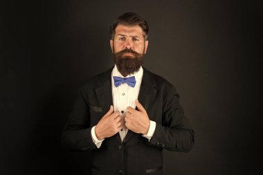 Damat sakallı hippi smokin ve mavi papyon giyer. Düğün günü konsepti. Şık damat. Zarif koleksiyon. Temiz ve düzenli. Stilist moda uzmanı. Takım elbise tarzı. Damat için moda trendleri