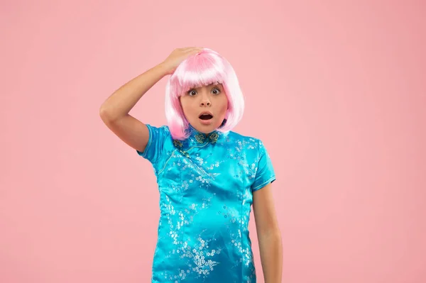 Mode och skönhet. liten kinesisk flicka i rosa peruk. unge i traditionell kinesisk klänning. överraskad asiatisk flicka. Bär nationella morgonrockar. Festivaldag i Japan. Snälla nej. Inget kinesiskt coronavirus — Stockfoto