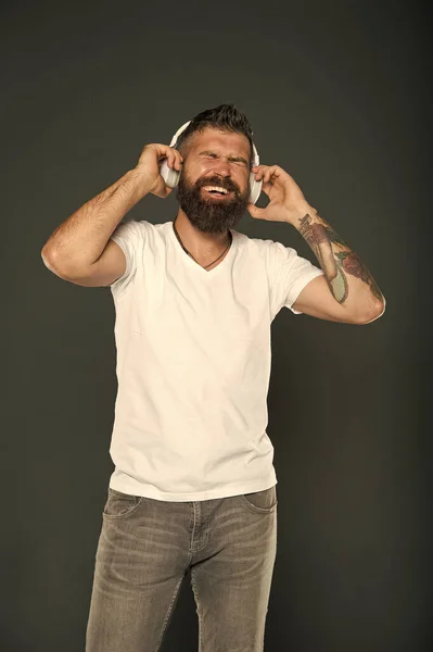 Rei do som, toca alto. Homem barbudo ouvir a trilha sonora. Hipster desfrutar de som de música tocando em fones de ouvido. Música e tecnologia. Diversão e entretenimento. Mot todas as músicas soam da mesma forma — Fotografia de Stock