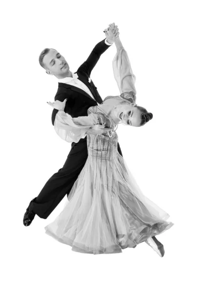 Ballrom dança casal em uma dança pose isolado no fundo preto — Fotografia de Stock