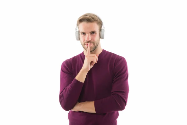 Diseño de reducción de ruido. Silencio. Auriculares estéreo plegables. Hombre guapo usar auriculares fondo blanco. El hombre escucha música moderna. Tecnología moderna. Música moderna y contemporánea. Hobby ocio — Foto de Stock