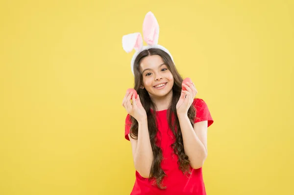 Estos huevos de Pascua son perfectos. Receta de huevos de Pascua. niña pequeña usan orejas de conejito. Feliz Pascua. Caza de huevos en vacaciones de primavera. Celebración y preparación navideña. Niño con huevos pintados —  Fotos de Stock