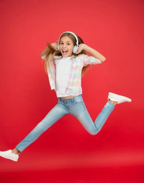 Saltando en el aire. Música fácil de escuchar. Niña escuchando música en auriculares. Bailarina. Feliz niña bailando. Lindo niño disfrutando de música de baile feliz. La música es felicidad para ella — Foto de Stock