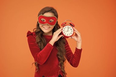 Kış karnavalı. Maskeli balo konsepti. Çocuk göz maskesi takıyor. Maske takan bir kız. Kış etkinliği ve eğlence. Çocuk gelişimi. Anonim olarak halka açık bir etkinliği ziyaret et. Kış yeni yıl partisi