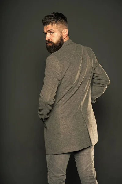 Intelligente et polyvalente. Hipster fond gris. Homme barbu dans le style branché hipster. Busnessman avec barbe hipster. Brutal look de hipster moderne. Barbier ou coiffeur. Mode et style — Photo