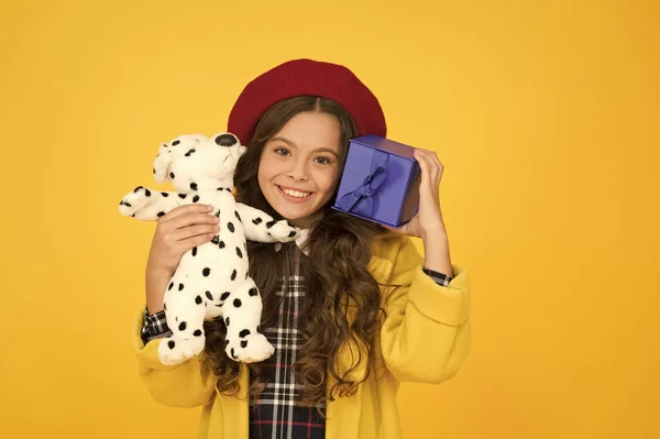 C'est beau. fille parisienne avec jouet pour chien et boîte cadeau. petit souvenir de France. Béret français fille tendance. Joyeux anniversaire. temps de magasinage. le meilleur jour de ma vie. joyeux voeux de vacances — Photo