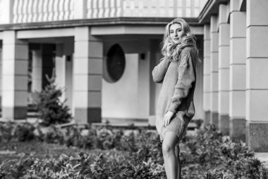 Serbest stil rahat. Yumuşaklığın tadını çıkar. Sarışın kız yüz sonbahar kıyafeti giymiş. Örgü giyme konsepti. Kaşmir yün kazak. Büyük, sıcak bir kazak. Kadınlar kazak giyer. Uzatılmış kazak tunik elbise.