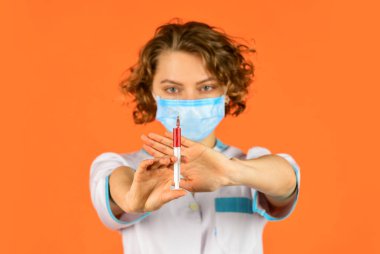 İlaç aşısı şırıngası. Coronavirus önleme. Yan etkiler. İlaç hapları. Salgını durdurun. Aşı konsepti. Bedava aşı programı. Hastanede sağlık hizmeti. Doktor şırınga