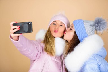 Güzel kızlar birbirlerine sarılırlar. Selfie zamanı. Kadın modası. Kız arkadaşlar eğleniyor. Ceketli, duygusal kadınlar. Arkadaşlar birlikte takılır. Kadın giyim mağazası. Modern moda kadın kıyafeti