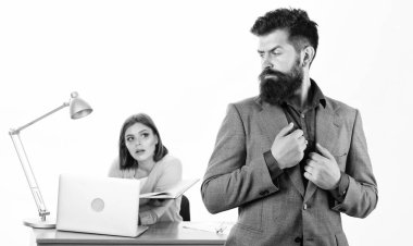 Zarif güven. Arka planda çalışan güzel kadın sakallı adam. Kendine güvenen iş adamı ve iş arkadaşınız ofiste. İş kıyafetleri içinde acımasız beyaz adam. Formal giyim uzun sakallı