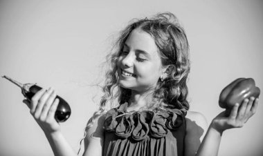 Sağlıklı beslen. Yaz hasadı konsepti. Gmo serbest. Çevre tarımı. Mutlu gülümseyen bir çocuk sağlıklı bir hayat sürüyor. Sağlıklı bir yaşam tarzı. Sebze toplayan bir çocuk. Sağlıklı ev yemeği konsepti