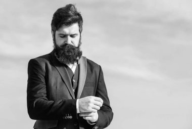 İş adamı gökyüzüne karşı. Gelecekteki başarı. Erkek resmi moda. Sakallı adam. Sakallı olgun hipster. bıyıklı vahşi kafkas hipster. Sakallı adam sakala dokunur. Sakallı adam dışarıda