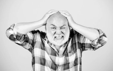 Yaş sorunları. Sağlık hizmeti konsepti. Çeşitli faktörlerden kaynaklanan erkek kalıtımsal kellik genetik durumu. İlk işaretler kelleşiyor. Yaşlılar. Sakallı, gri saçlı dede. Saç dökülmesi. Saçları dökülen adam