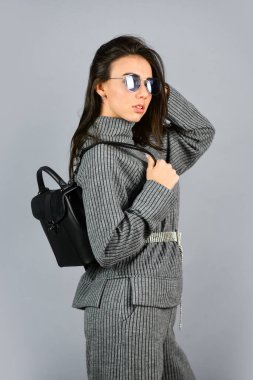 Genç ve özgür. Moda kadın portresi. Güzel sonbahar zamanı. Sonbahar elbiseli bayan. Bahar moda koleksiyonu. Moda izleme kitabı. Ilık Sonbahar ve Bahar. Gri elbiseli zarif bir kadın.