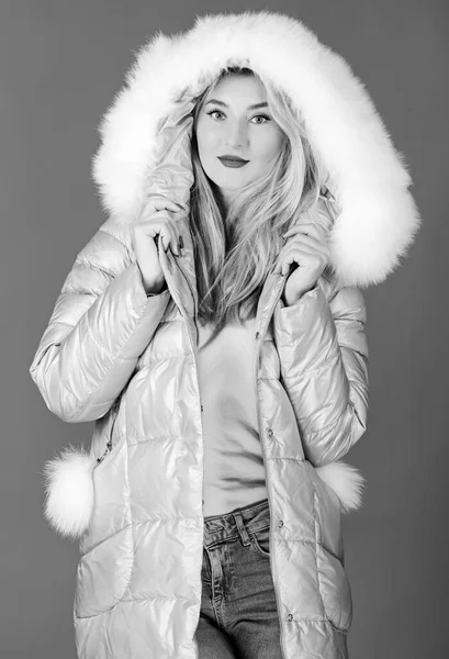 Kunstpelz ist mehr als nur Trend. Daunenjacke mit pelziger Kapuze. Mädchen tragen Winterjacke. Winterzeit. Weiches Fell. Für diejenigen, die modern bleiben wollen. Winterkleidung. Umweltbewusstsein in Mode — Stockfoto