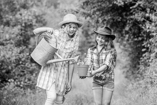 Dzień ziemi. Letnia rodzinna farma. małe dziewczynki farmerów w wiosce. ekologia i ochrona środowiska. dzieci posiadają narzędzia ogrodnicze. rolnictwo i rolnictwo. Wiosenna wieś. kwiat nawadniający — Zdjęcie stockowe