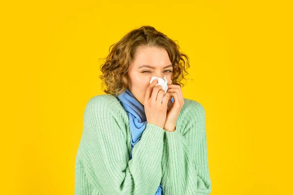만성 부비강염이야. 오염 된 호흡기 질환. 유행성 독감 감염. 부비강염 치료요. 부비강염 진단이요. 비강에 염증이 있어요. 코가 달려 있다. 감기 증상이요. 코를 부는 아픈 여자 — 스톡 사진