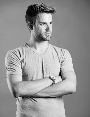 Dahice mekanik saat mekanizması ile çalışıyor. Saat tamiri. Dakik ol. Yakışıklı hippi kol saati takan bir adam. Pahalı bir aksesuar. Kendine güvenen maço lüks saat mavi arka plan