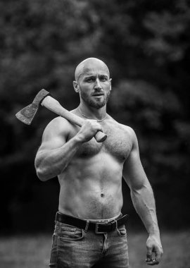Yakışıklı, üstsüz, kaslı vücut. Vücut geliştirme sporu konsepti. Kaslı vücut. Baltalı Forester. Gezegendeki son adam. Seksi maço çıplak gövde. Vahşi doğada hayatta kalmak. Ormanda kaslı bir atlet