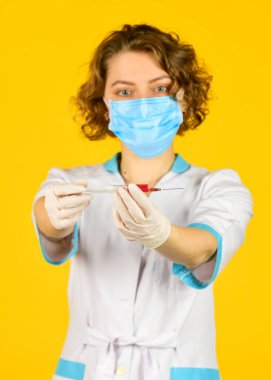Yan etkiler. Aşı konsepti. Aşı programı. Hemşire iğneye hazırlanıyor. Coronavirus önleme. İlaç hapları. Salgını durdurun. Sağlık hizmetleri hastanesi. İlaç aşı şırıngası