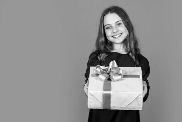 Um presente de aniversário para ti. menina depois de fazer compras. conceito de dia de boxe. Pronto para as férias. espaço de cópia. criança alegre segurar grande caixa de presente. Feliz Ano Novo. presente de Natal aberto. humor festa xmas — Fotografia de Stock