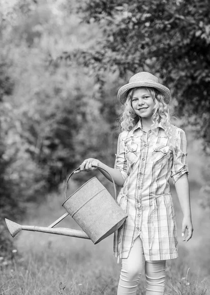 Поливочные инструменты. Девочка держит лейку. Весенний контрольный список садоводства. Измерение температуры и солености почвенной воды. Улучшение времени орошения. Оптимизировать использование воды. Полив растений в саду — стоковое фото