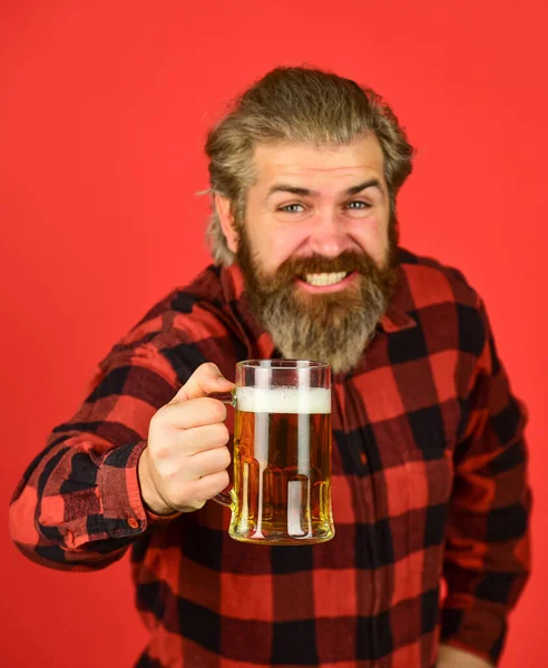 Wszystkiego najlepszego. Zrób łyk. Świętuj z alkoholem. Rzemiosło. Dojrzały brodaty mężczyzna trzyma szklankę piwa. Czas wolny i świętowanie. Facet pijący piwo w pubie. Browar piwny. Brutalny hipster pije piwo. — Zdjęcie stockowe