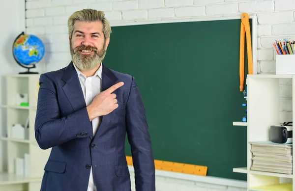 Giorno della conoscenza. Torniamo a scuola. Giornata degli insegnanti. Uomo barbuto in classe lavagna spazio copia. Graduazione ed esame finale. A scuola. Lezione di scuola per insegnanti. Studio e istruzione. Scuola moderna — Foto Stock