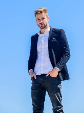 Sakallı adam iş stili. Seksi maço adam. Erkek bakımı. resmi erkek modası. Modern yaşam tarzı. Kendine güvenen iş adamı Yakışıklı bir manken. Başarı kavramı. Gökyüzü arka planı. çevik iş