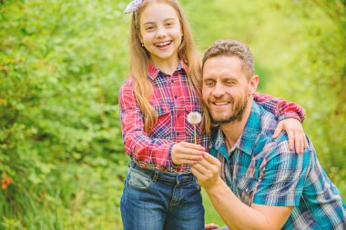 Alerjilerin hayatını mahvetmesine engel ol. Mevsimsel alerji kavramı. Alerjileri yok eder. En büyük polen alerjisi soruları. Baba küçük kız yaz mevsiminin tadını çıkarır. Baba ve kızı karahindiba tohumu üfleme