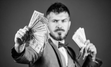 Ödüllendirici bir iş var. Kendi işiyle para kazanmak. Sakallı adam nakit para tutuyor. Para paketi ile Döviz Broker. Zengin işadamı bize dolar banknotları. İş başlangıç kredisi