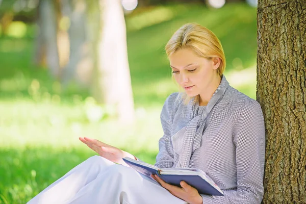 Chica concentrada se sientan parque tronco de árbol magro leer libro. Leyendo libros inspiradores. Bestseller lista superior. Libros que todas las chicas deberían leer. Relajarse ocio un concepto hobby. Los mejores libros de autoayuda para mujeres —  Fotos de Stock