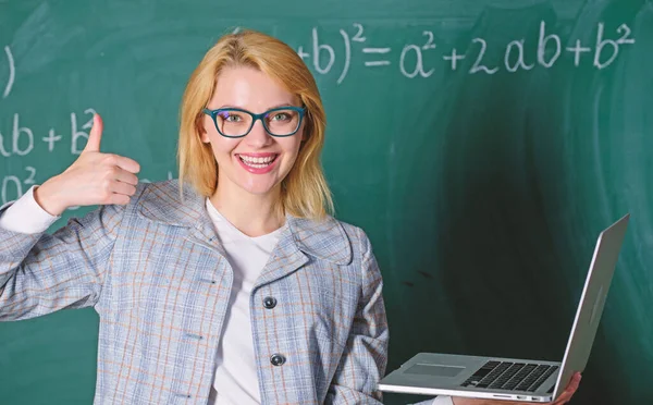Жінка в окулярах тримає ноутбук, що серфінгує Інтернет. Чудовий ресурс для вчителів. Концепція онлайн-школи. Освітянка розумна розумна леді з сучасним ноутбуком пошуку інформації крейдяний фон — стокове фото
